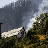L'incendie à l'entrée de la vallée de Conches s'est déclaré lundi soir. Le feu n'était toujours pas maîtrisé samedi matin (archives).